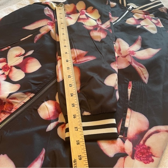 Anthro Luna Moon Oversized Floral
Satin Long Bomber Jacket- Size Small NWOT - Picture 8 of 10